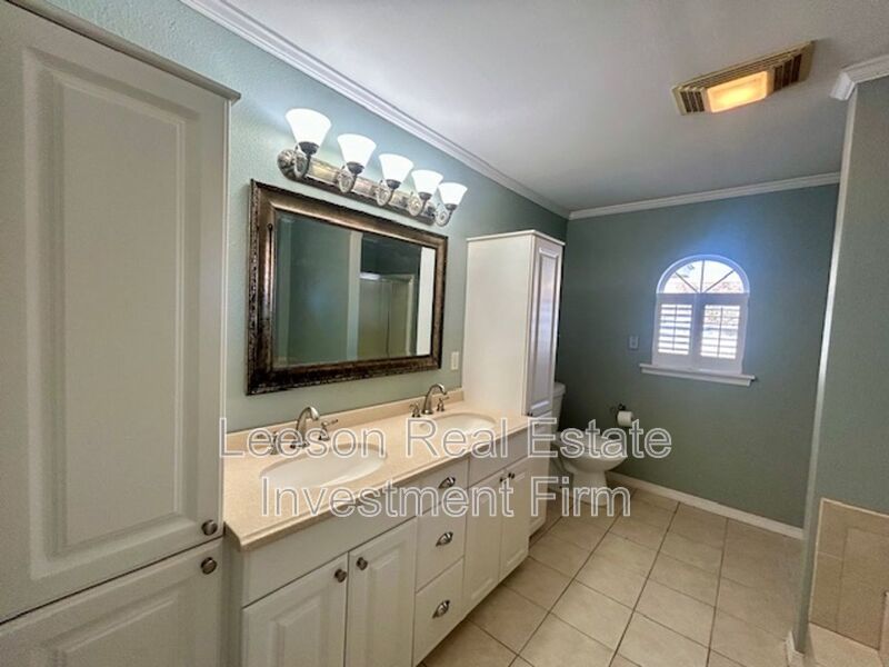 Spacious 4 Bedroom 2 Bath Home in Broadmoor Subdivision! property image