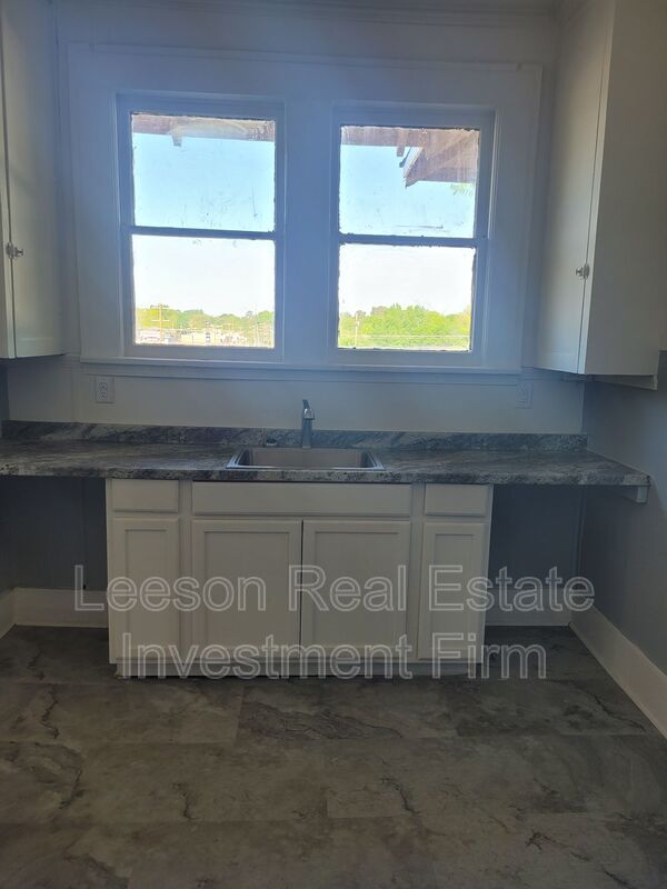 Large 1 Bedroom 1 Bath Downstairs Apartment for Rent in Historical Highland! property image