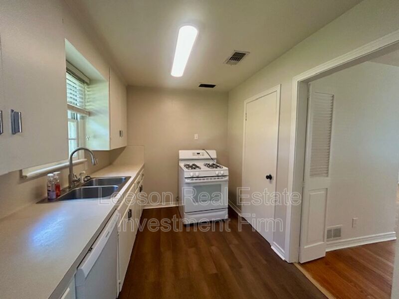 Charming 3 Bedroom 1 Bath Home in Broadmoor Neighorhood! property image