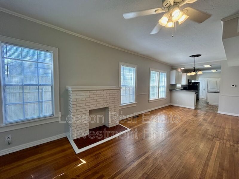 2 Story 3 Bedroom 2 Bath Home in Broadmoor Neighborhood Available for Lease! property image