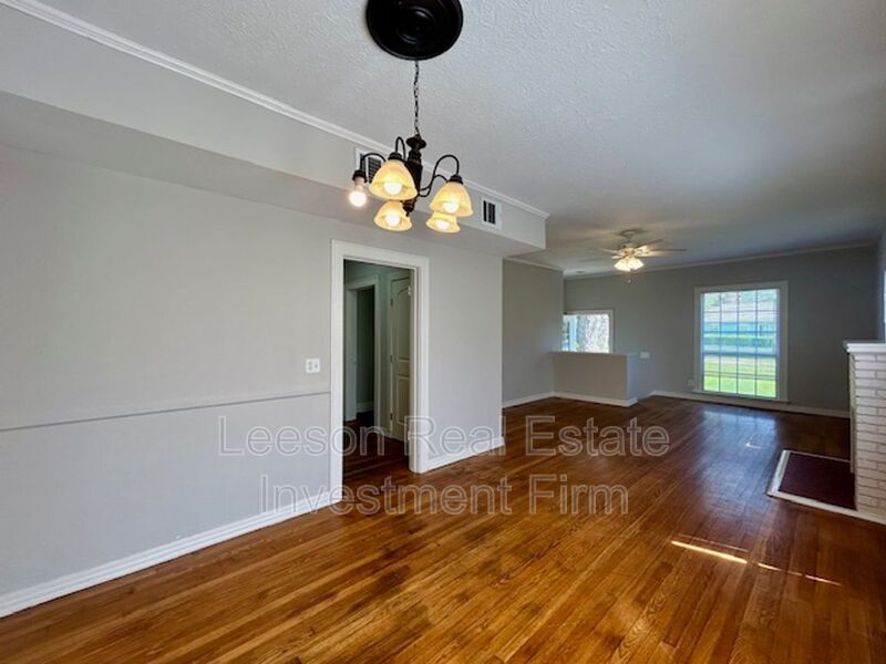 2 Story 3 Bedroom 2 Bath Home in Broadmoor Neighborhood Available for Lease! property image