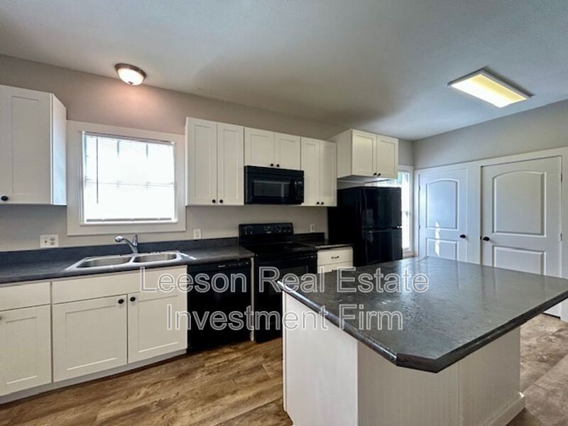 2 Story 3 Bedroom 2 Bath Home in Broadmoor Neighborhood Available for Lease! property image