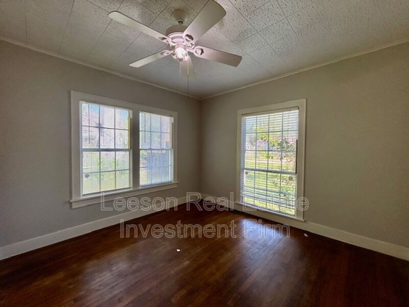 2 Story 3 Bedroom 2 Bath Home in Broadmoor Neighborhood Available for Lease! property image