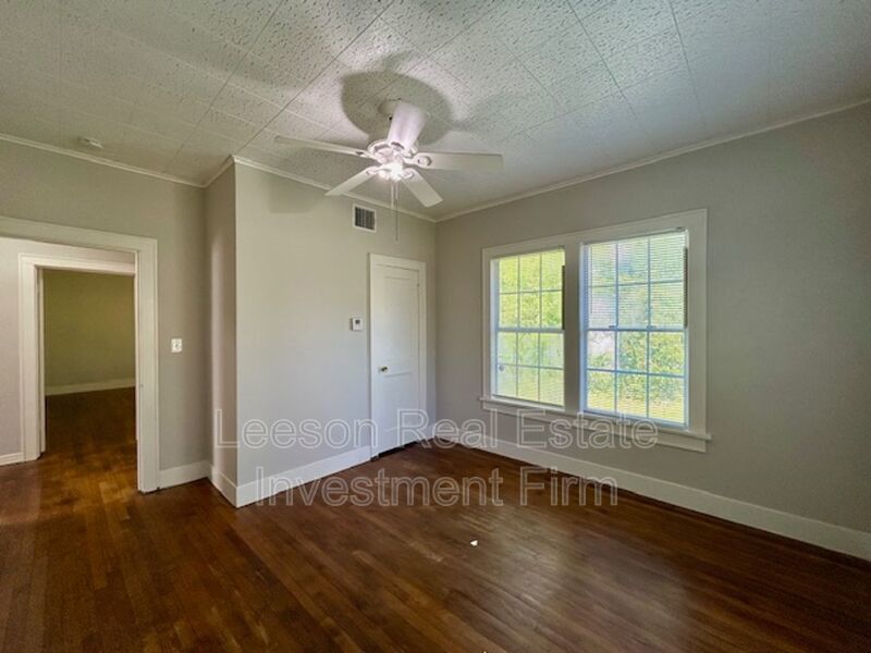 2 Story 3 Bedroom 2 Bath Home in Broadmoor Neighborhood Available for Lease! property image