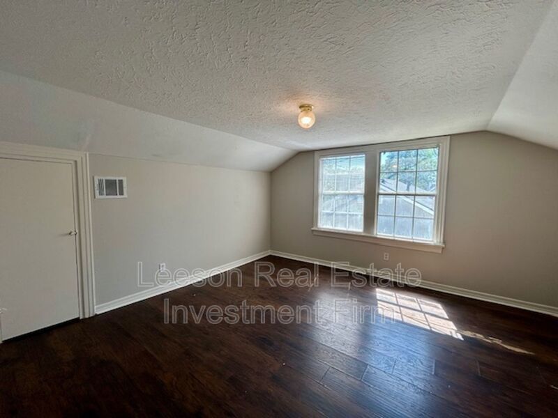 2 Story 3 Bedroom 2 Bath Home in Broadmoor Neighborhood Available for Lease! property image