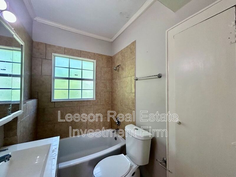 2 Story 3 Bedroom 2 Bath Home in Broadmoor Neighborhood Available for Lease! property image