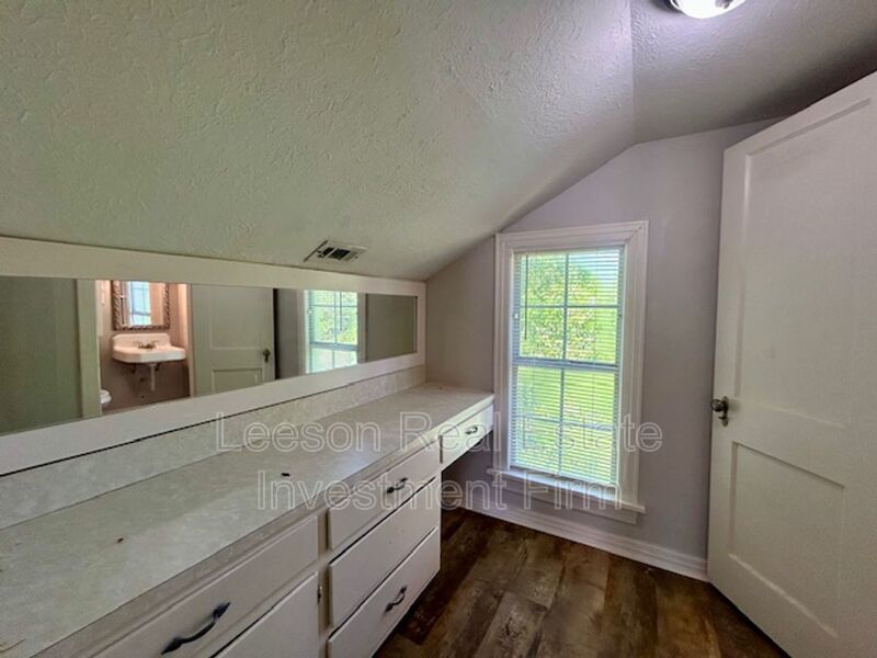 2 Story 3 Bedroom 2 Bath Home in Broadmoor Neighborhood Available for Lease! property image