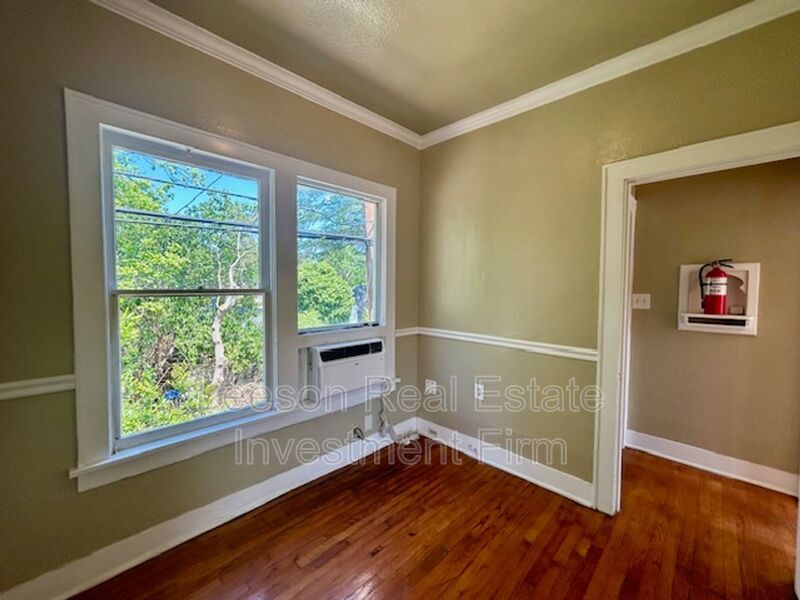 Charming 1 Bedroom 1 Bath Garage Apartment in Highland Neighborhood! property image