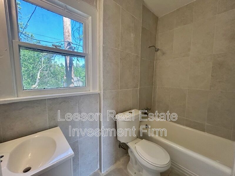 Charming 1 Bedroom 1 Bath Garage Apartment in Highland Neighborhood! property image