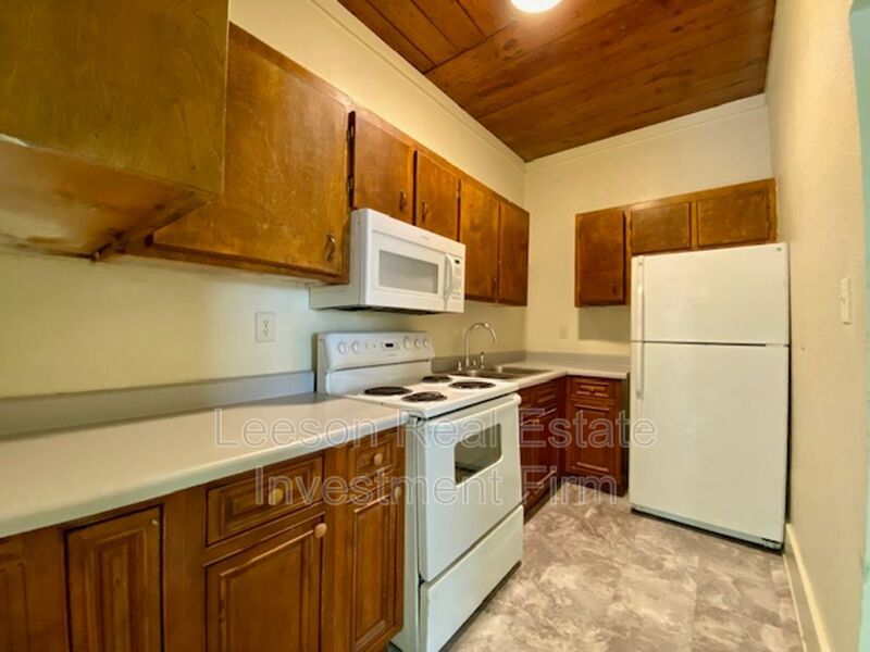 Large 3 Bedroom 1.5 Bath Upstairs Unit Available in Highland! property image