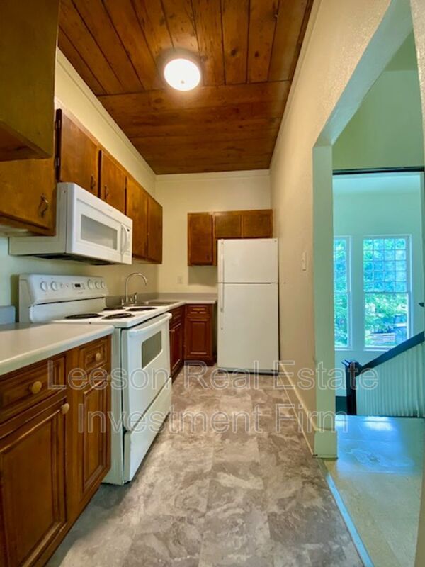 Large 3 Bedroom 1.5 Bath Upstairs Unit Available in Highland! property image