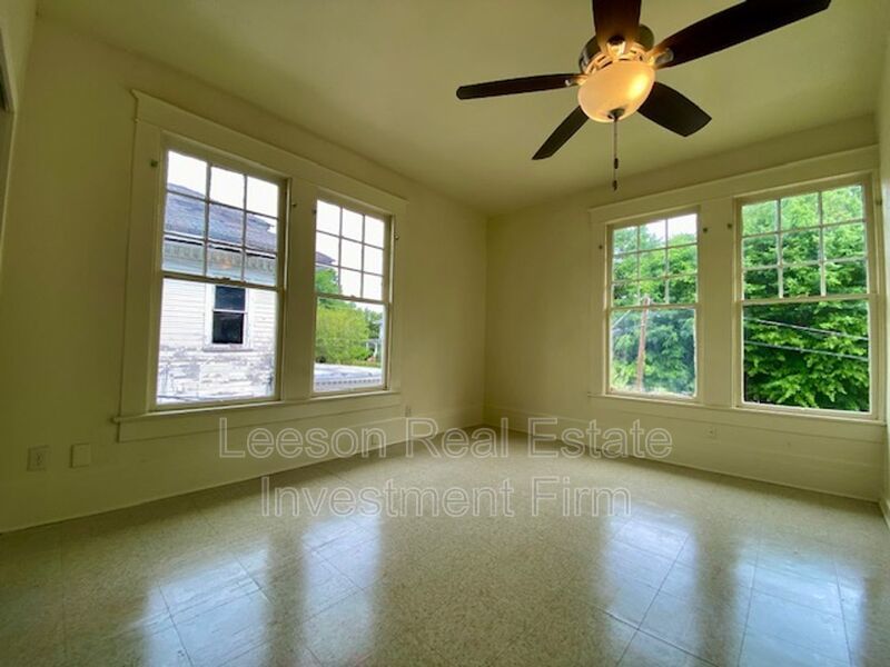 Large 3 Bedroom 1.5 Bath Upstairs Unit Available in Highland! property image