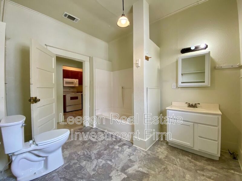 Large 3 Bedroom 1.5 Bath Upstairs Unit Available in Highland! property image