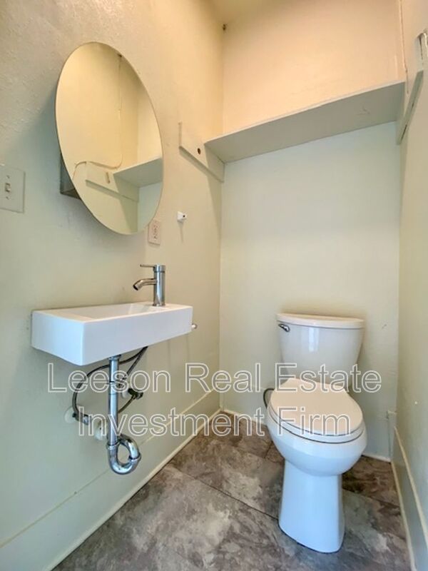 Large 3 Bedroom 1.5 Bath Upstairs Unit Available in Highland! property image