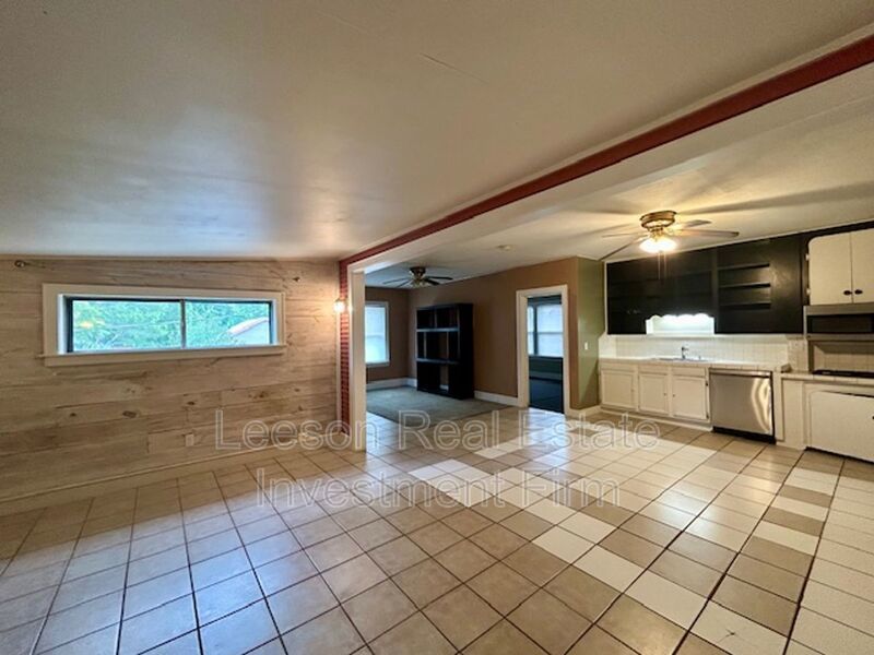 Large 2 bedroom 2 bath in Fairfield Historic District! property image