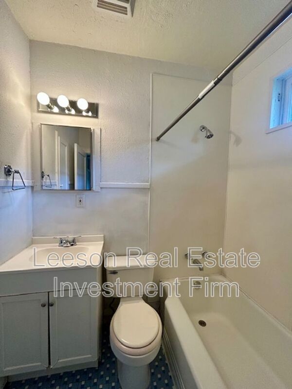 Large 2 bedroom 2 bath in Fairfield Historic District! property image