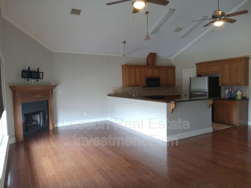 BEAUTIFUL 3 BEDROOM 2 BATHROOM LAKEFRONT HOME property image