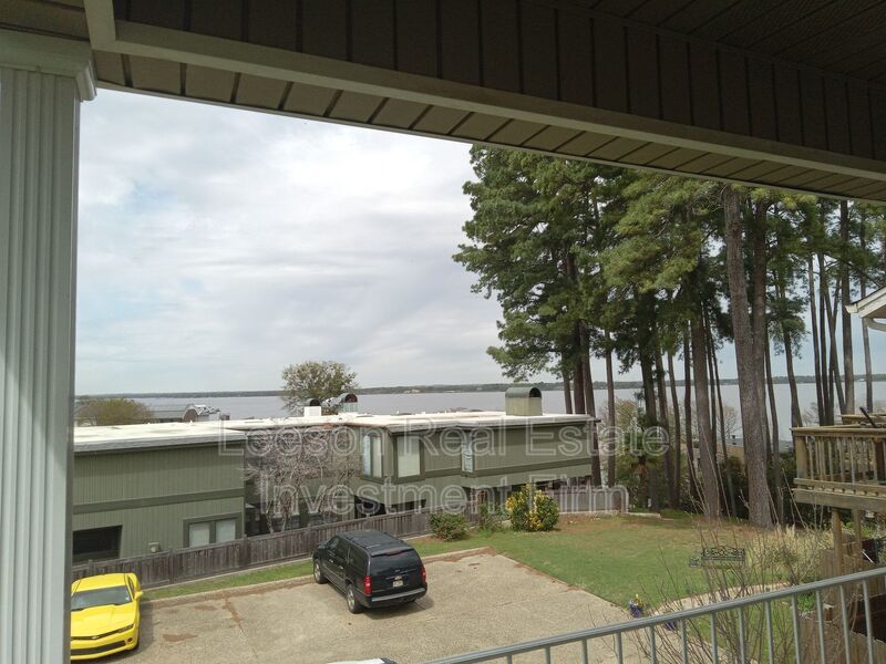 BEAUTIFUL 3 BEDROOM 2 BATHROOM LAKEFRONT HOME property image