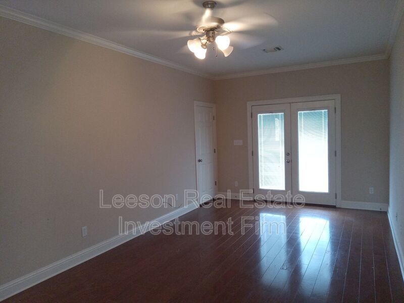 BEAUTIFUL 3 BEDROOM 2 BATHROOM LAKEFRONT HOME property image