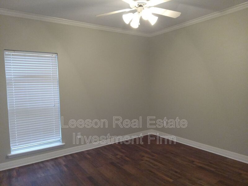 BEAUTIFUL 3 BEDROOM 2 BATHROOM LAKEFRONT HOME property image