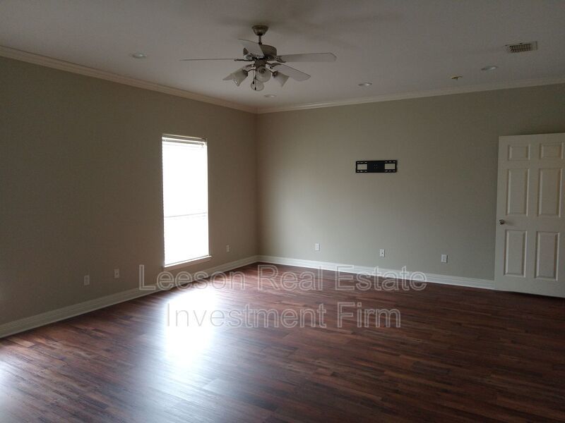 BEAUTIFUL 3 BEDROOM 2 BATHROOM LAKEFRONT HOME property image