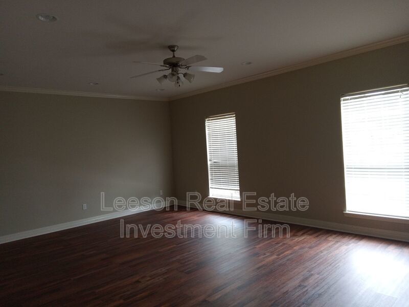 BEAUTIFUL 3 BEDROOM 2 BATHROOM LAKEFRONT HOME property image