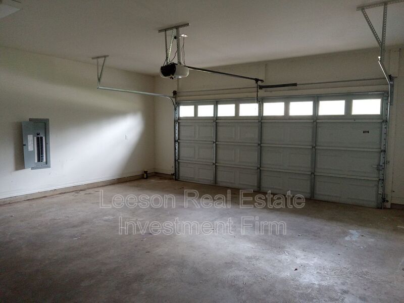 BEAUTIFUL 3 BEDROOM 2 BATHROOM LAKEFRONT HOME property image