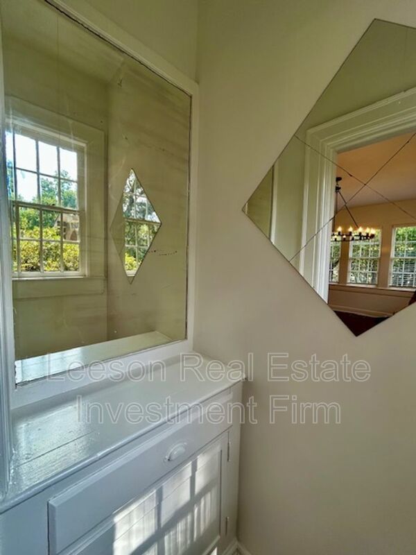 Beautiful 1 Bedroom 1 Bath on Fairfield with Lots of Character! property image