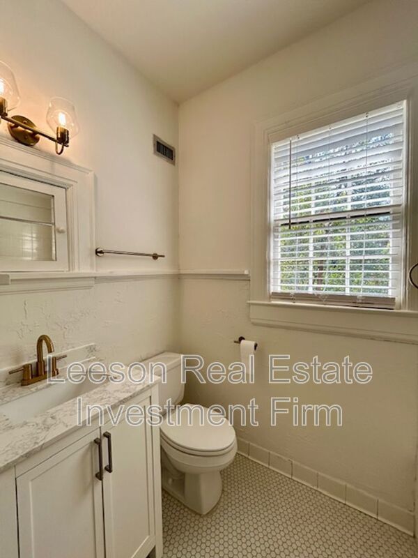 Beautiful 1 Bedroom 1 Bath on Fairfield with Lots of Character! property image