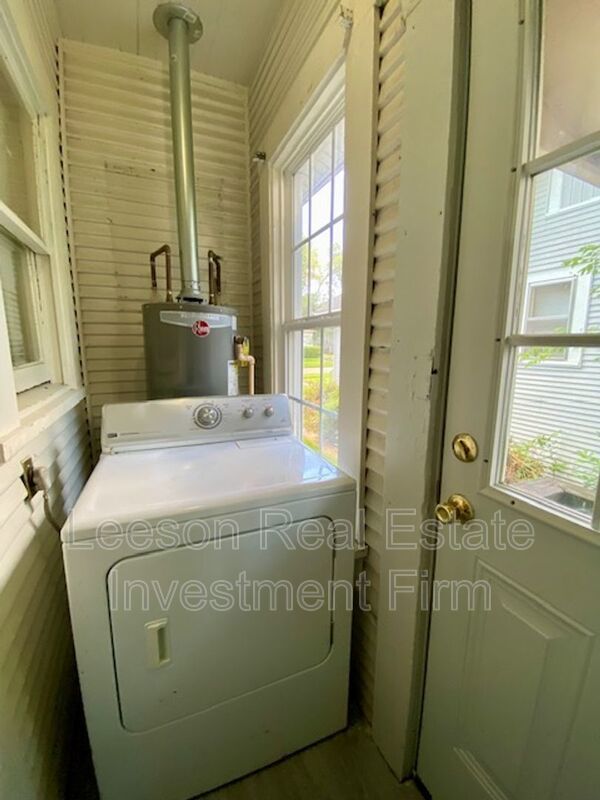 Charming 1 Bedroom 1 Bath Duplex for Rent in South Highland! property image