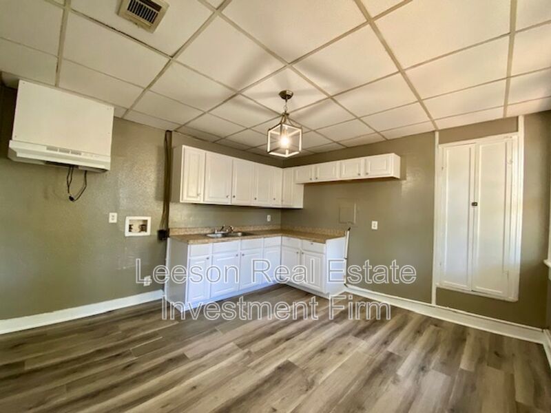 Updated 4 Bed 2 Bath Upstairs Apartment in Highland! property image