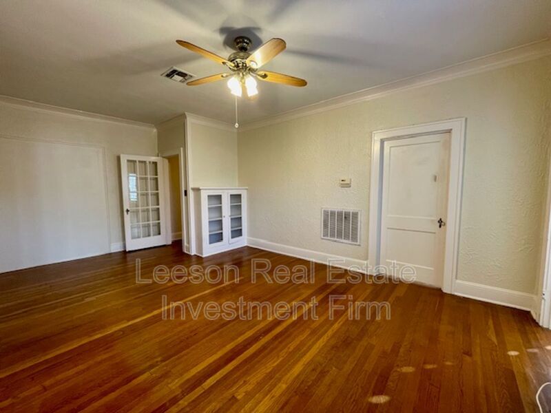 Charming 2 Bedroom 1 Bath Upstairs Apartment in South Highland! property image