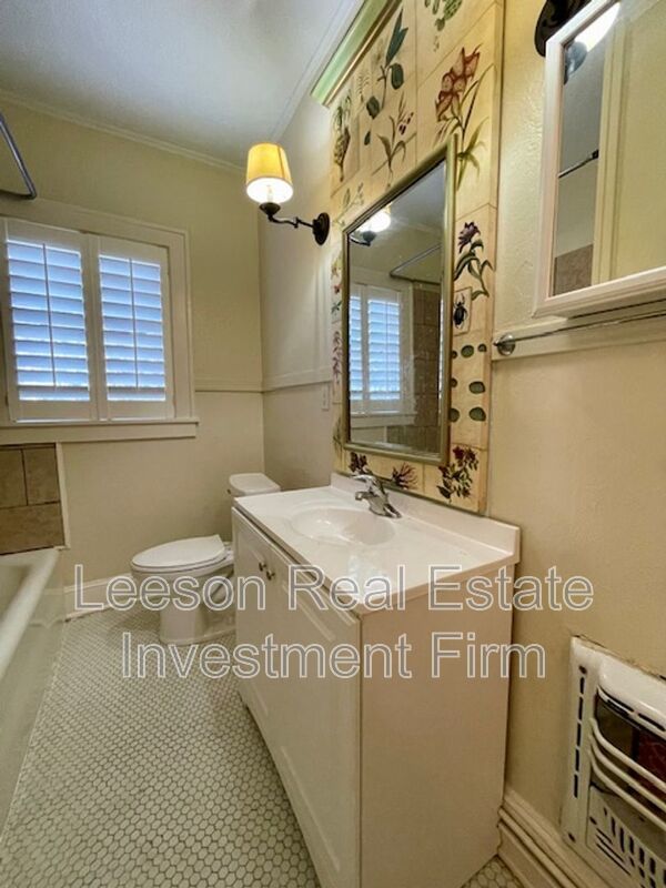 Charming 2 Bedroom 1 Bath Upstairs Apartment in South Highland! property image