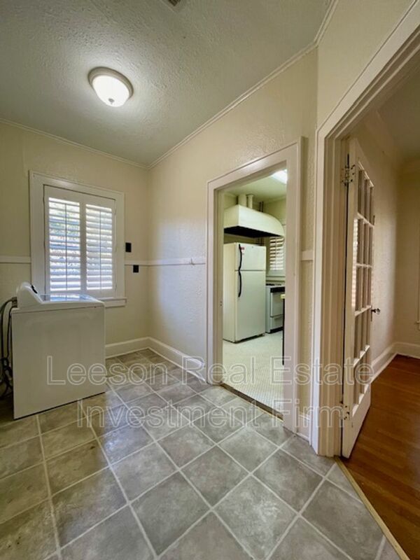 Charming 2 Bedroom 1 Bath Upstairs Apartment in South Highland! property image