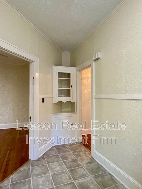 Charming 2 Bedroom 1 Bath Upstairs Apartment in South Highland! property image