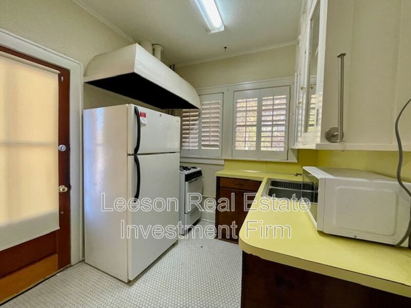 Charming 2 Bedroom 1 Bath Upstairs Apartment in South Highland! property image