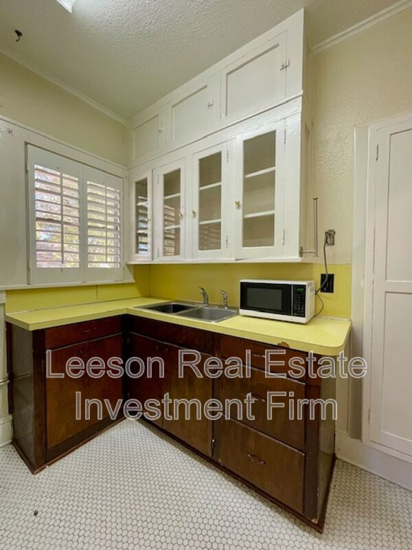 Charming 2 Bedroom 1 Bath Upstairs Apartment in South Highland! property image