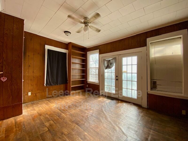 3 Bedroom 2 Bath Downstairs Apartment in Highland Neighborhood for Lease! property image