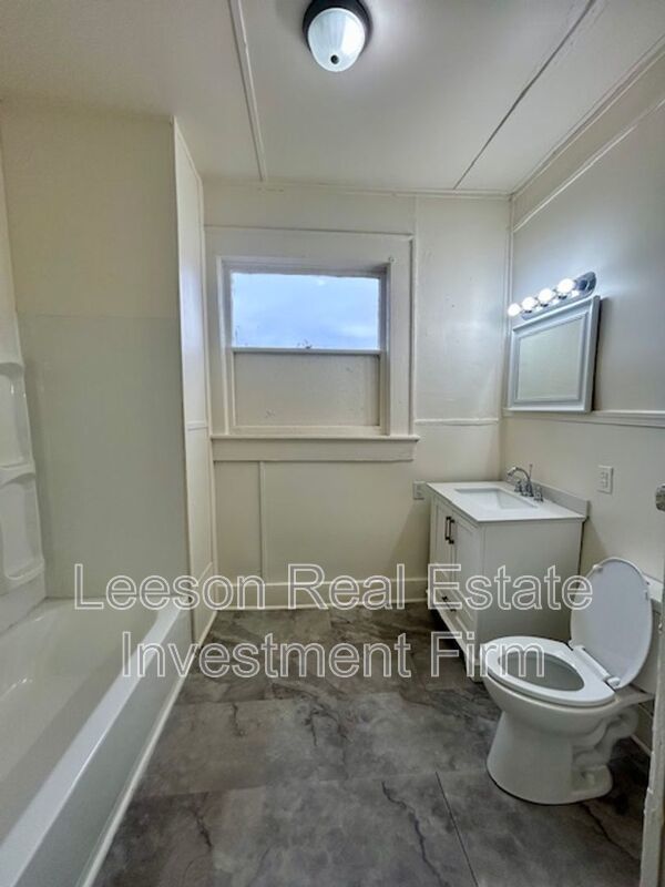 Large 1 Bedroom 1 Bath Downstairs Apartment for Rent in Historical Highland! property image